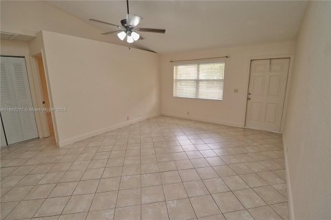Casa en alquiler en Dania Beach, Florida, 2 dormitorios, 92.9 m2 № 1928469 - foto 4