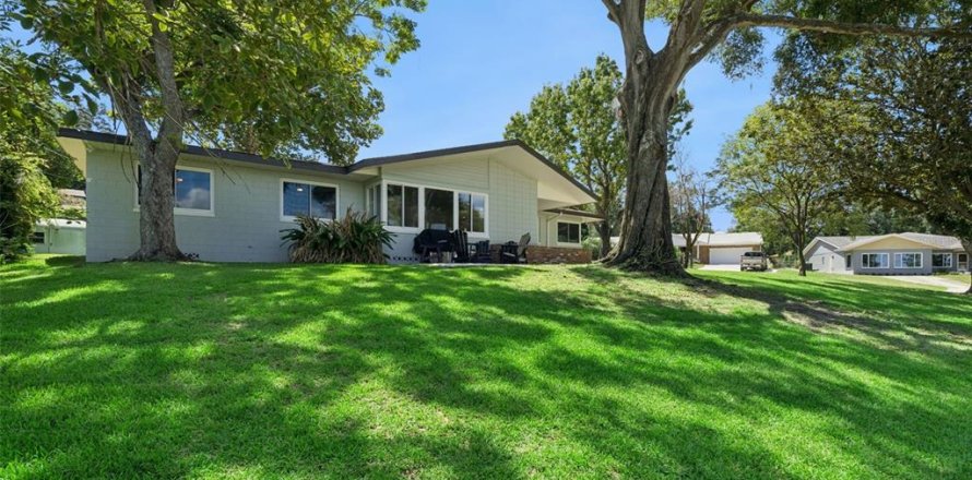 House in Clermont, Florida 3 bedrooms, 174.01 sq.m. № 2224342