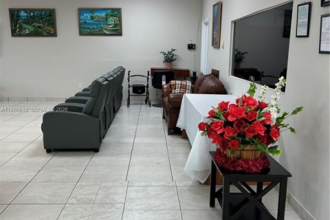 Купить коммерческую недвижимость в Хайалиа, Флорида № 2009643 - фото 2