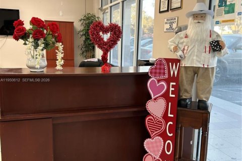 Коммерческая недвижимость в Хайалиа, Флорида № 2009643