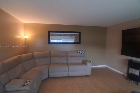Townhouse in Okeechobee, Florida 2 bedrooms № 1943483 - photo 2