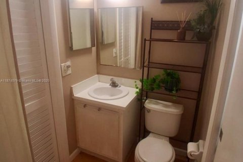 Townhouse in Okeechobee, Florida 2 bedrooms № 1943483 - photo 9