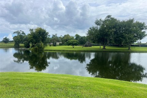 Townhouse in Okeechobee, Florida 2 bedrooms № 1943483 - photo 10