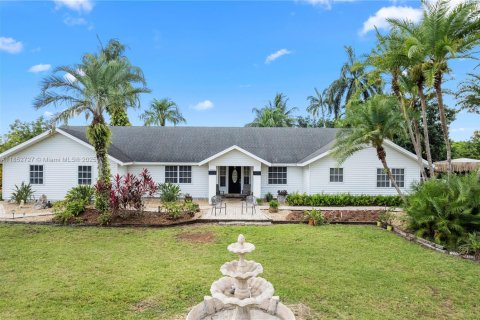 House in Homestead, Florida 5 bedrooms, 377.74 sq.m. № 1875600 - photo 1