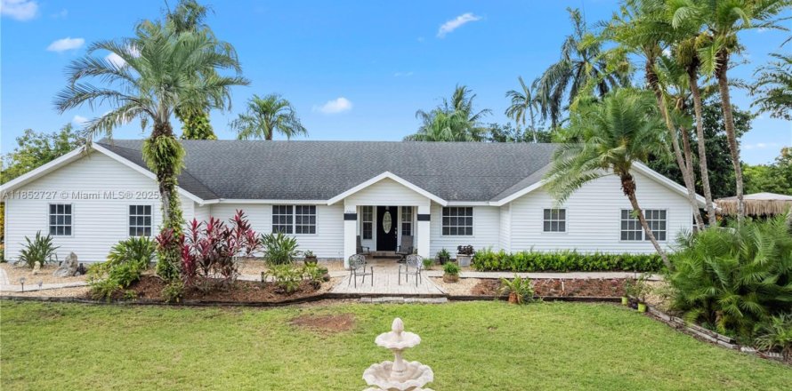 House in Homestead, Florida 5 bedrooms, 377.74 sq.m. № 1875600