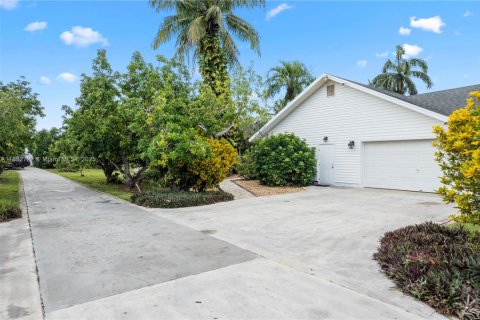 House in Homestead, Florida 5 bedrooms, 377.74 sq.m. № 1875600 - photo 4