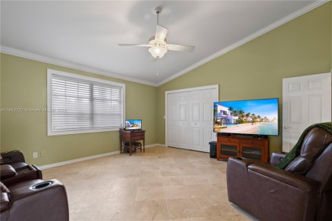 House in Homestead, Florida 5 bedrooms, 377.74 sq.m. № 1875600 - photo 28