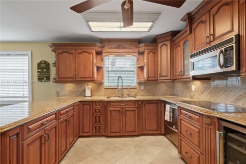 House in Homestead, Florida 5 bedrooms, 377.74 sq.m. № 1875600 - photo 10