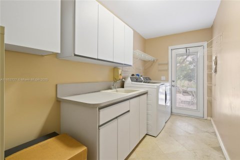 House in Homestead, Florida 5 bedrooms, 377.74 sq.m. № 1875600 - photo 24