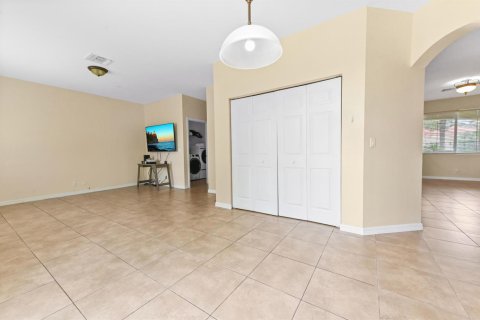 House in West Palm Beach, Florida 5 bedrooms, 208.1 sq.m. № 2176221 - photo 11