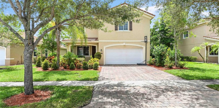 House in West Palm Beach, Florida 5 bedrooms, 208.1 sq.m. № 2176221