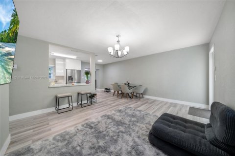 House in North Miami, Florida 2 bedrooms, 102.19 sq.m. № 1944227 - photo 5