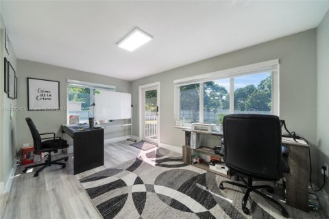 House in North Miami, Florida 2 bedrooms, 102.19 sq.m. № 1944227 - photo 12