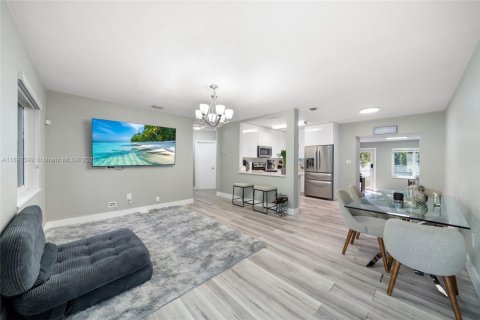 House in North Miami, Florida 2 bedrooms, 102.19 sq.m. № 1944227 - photo 3