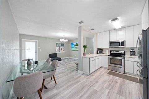 House in North Miami, Florida 2 bedrooms, 102.19 sq.m. № 1944227 - photo 8