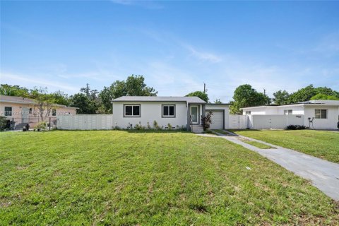 House in North Miami, Florida 2 bedrooms, 102.19 sq.m. № 1944227 - photo 1