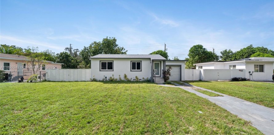 House in North Miami, Florida 2 bedrooms, 102.19 sq.m. № 1944227