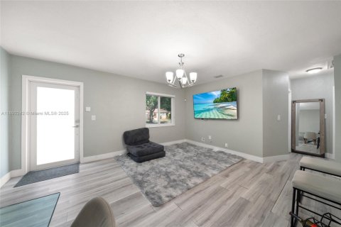 House in North Miami, Florida 2 bedrooms, 102.19 sq.m. № 1944227 - photo 4
