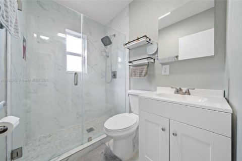 House in North Miami, Florida 2 bedrooms, 102.19 sq.m. № 1944227 - photo 16