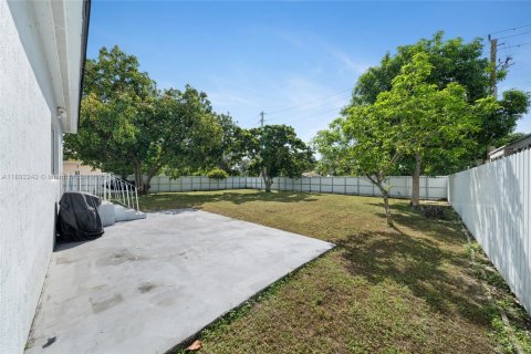 House in North Miami, Florida 2 bedrooms, 102.19 sq.m. № 1944227 - photo 19
