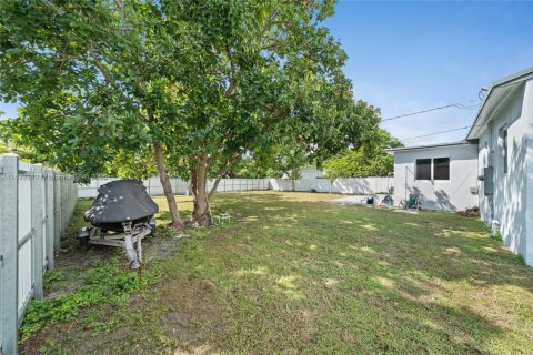 House in North Miami, Florida 2 bedrooms, 102.19 sq.m. № 1944227 - photo 21