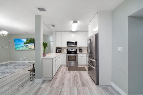 House in North Miami, Florida 2 bedrooms, 102.19 sq.m. № 1944227 - photo 9