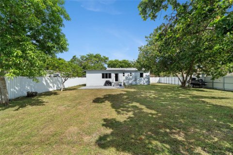 House in North Miami, Florida 2 bedrooms, 102.19 sq.m. № 1944227 - photo 18