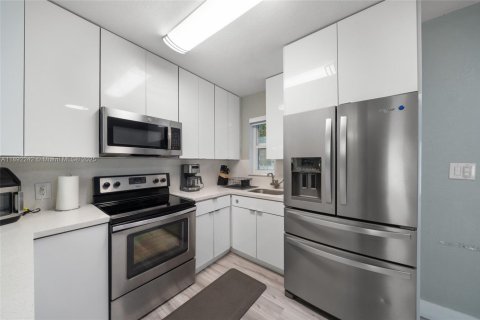 House in North Miami, Florida 2 bedrooms, 102.19 sq.m. № 1944227 - photo 11