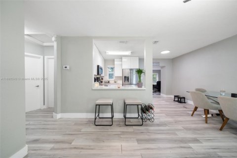 House in North Miami, Florida 2 bedrooms, 102.19 sq.m. № 1944227 - photo 7
