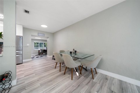 House in North Miami, Florida 2 bedrooms, 102.19 sq.m. № 1944227 - photo 6