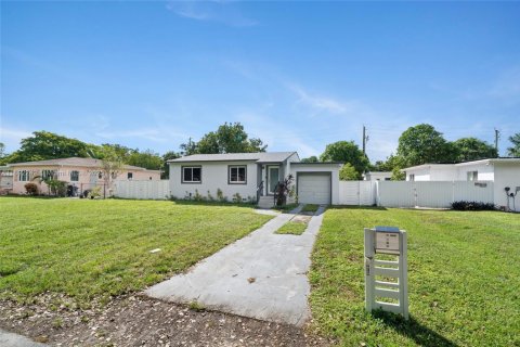 House in North Miami, Florida 2 bedrooms, 102.19 sq.m. № 1944227 - photo 2