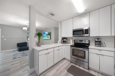 House in North Miami, Florida 2 bedrooms, 102.19 sq.m. № 1944227 - photo 10
