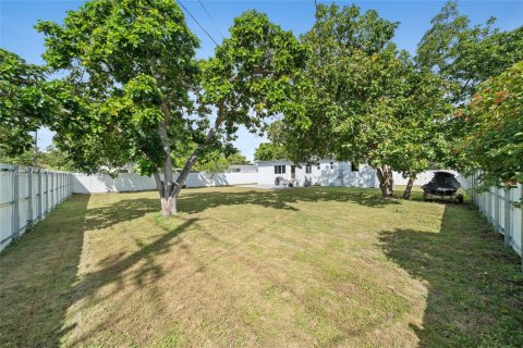 House in North Miami, Florida 2 bedrooms, 102.19 sq.m. № 1944227 - photo 20