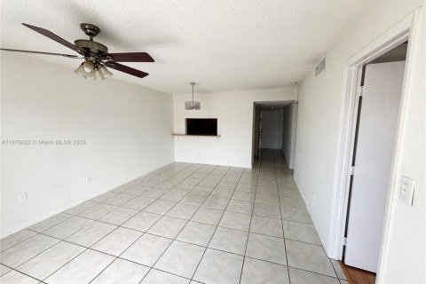 Condominio en venta en Hialeah, Florida, 2 dormitorios, 83.61 m2 № 1932586 - foto 13