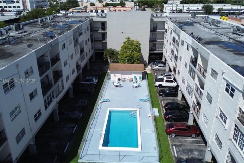 Condominio en venta en Hialeah, Florida, 2 dormitorios, 83.61 m2 № 1932586 - foto 16
