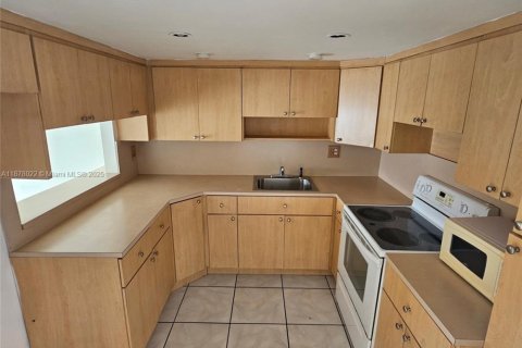 Condo in Hialeah, Florida, 2 bedrooms  № 1932586 - photo 5