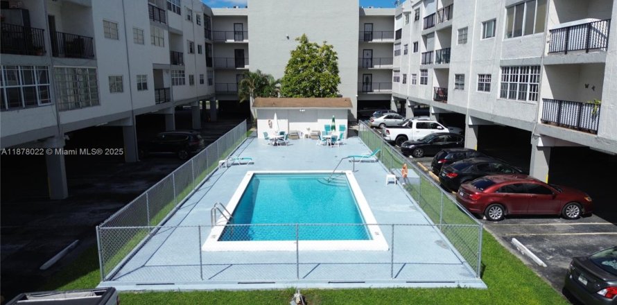 Condominio en Hialeah, Florida, 2 dormitorios  № 1932586
