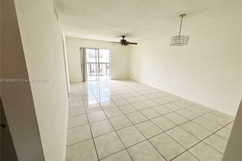 Condominio en venta en Hialeah, Florida, 2 dormitorios, 83.61 m2 № 1932586 - foto 3
