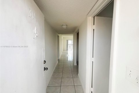 Condominio en venta en Hialeah, Florida, 2 dormitorios, 83.61 m2 № 1932586 - foto 2