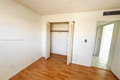 Condominio en venta en Hialeah, Florida, 2 dormitorios, 83.61 m2 № 1932586 - foto 8