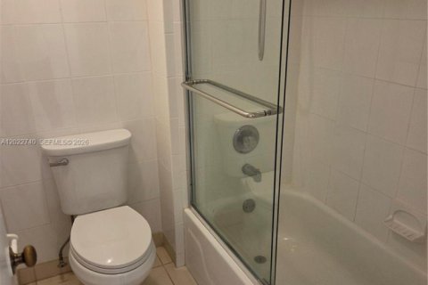 Снять в аренду кондоминиум в Уэстон, Флорида 2 спальни, 114.36м2, № 2087212 - фото 7