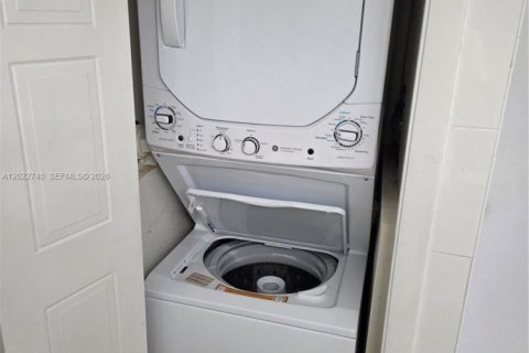 Снять в аренду кондоминиум в Уэстон, Флорида 2 спальни, 114.36м2, № 2087212 - фото 16