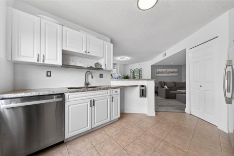 Condo in Fort Lauderdale, Florida, 2 bedrooms  № 2240937 - photo 10