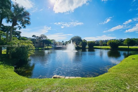 Condo in Davie, Florida, 2 bedrooms  № 1991248 - photo 1