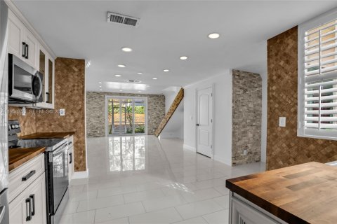 Townhouse in Weston, Florida 2 bedrooms, 105.07 sq.m. № 2017774 - photo 10