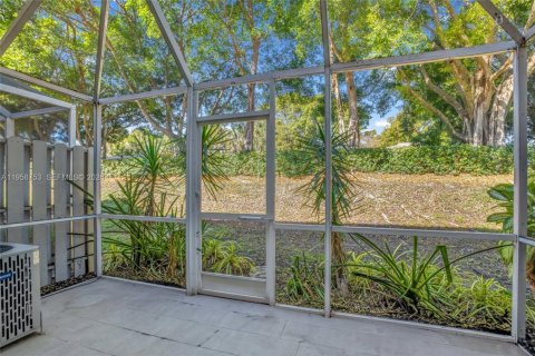 Townhouse in Weston, Florida 2 bedrooms, 105.07 sq.m. № 2017774 - photo 24