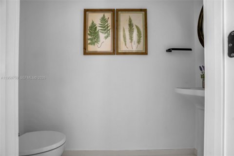 Townhouse in Weston, Florida 2 bedrooms, 105.07 sq.m. № 2017774 - photo 11