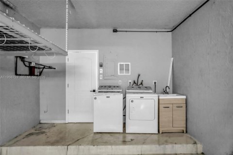 Townhouse in Weston, Florida 2 bedrooms, 105.07 sq.m. № 2017774 - photo 23