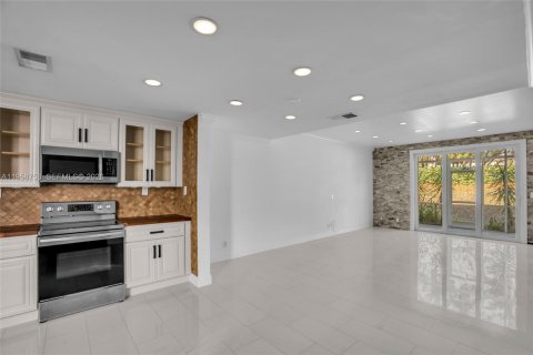 Townhouse in Weston, Florida 2 bedrooms, 105.07 sq.m. № 2017774 - photo 6