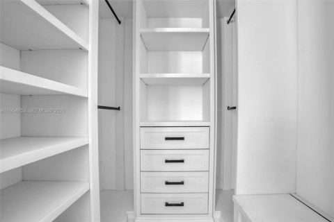 Townhouse in Weston, Florida 2 bedrooms, 105.07 sq.m. № 2017774 - photo 17